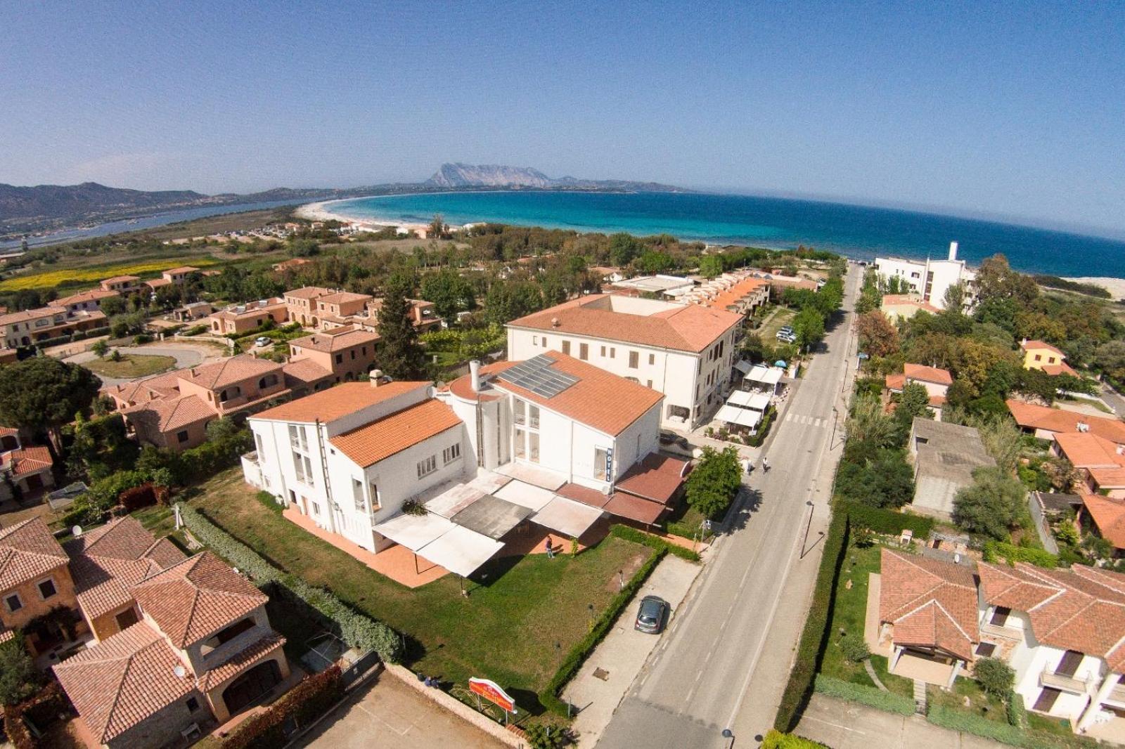Hotel Al Faro Spiaggia La Cinta Santeodoro San Teodoro  Luaran gambar